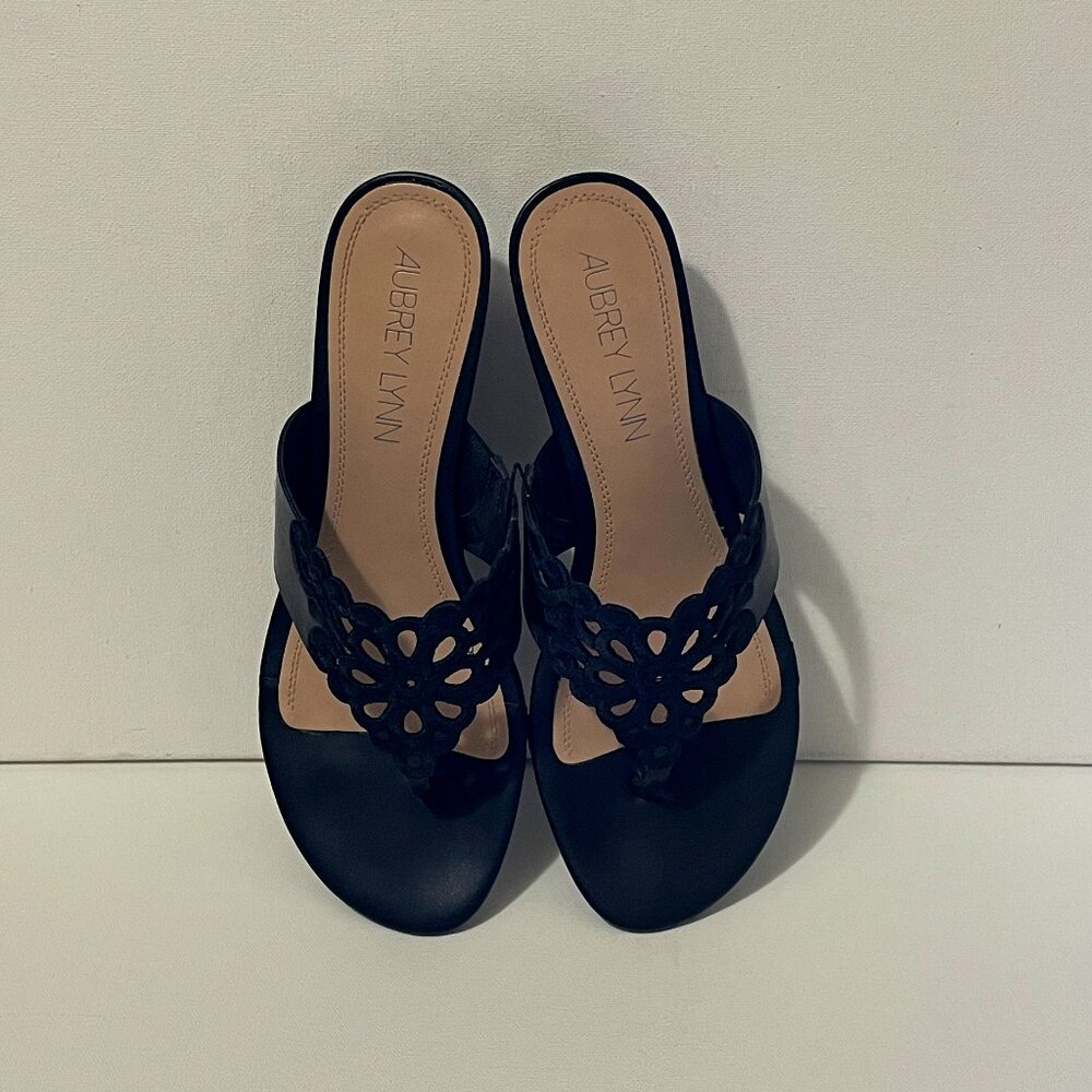 Aubrey Lynn "Gyna" Women's Size 8 Black Flip-Flop Sandals